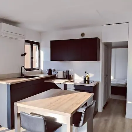 Lägenhet Romantic 1br Escape With Sun-rooftop Terrace