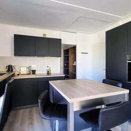 Romantic 1br Escape With Sun-rooftop Terrace Apartment