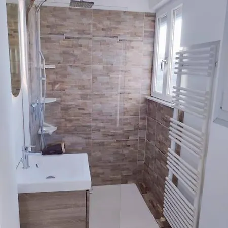 Lägenhet Romantic 1br Escape With Sun-rooftop Terrace