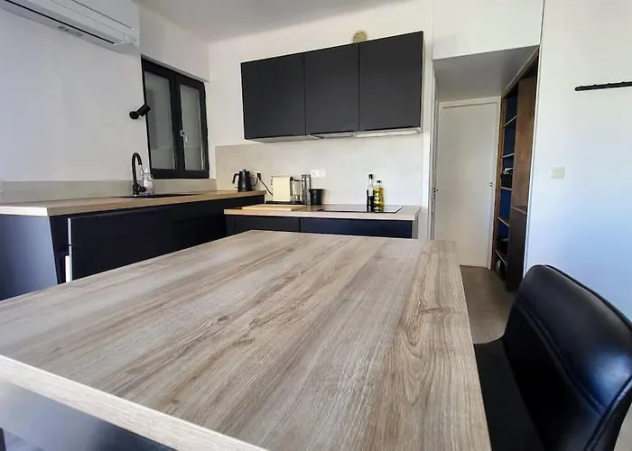 Romantic 1br Escape With Sun-rooftop Terrace