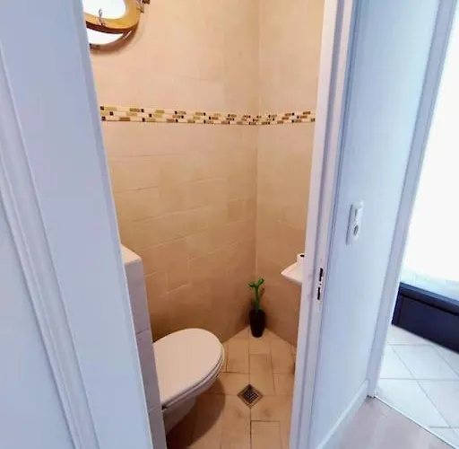 Lejlighed Romantic 1br Escape With Sun-rooftop Terrace *