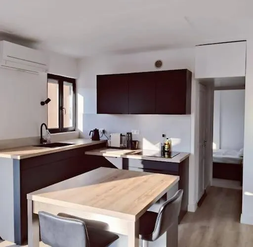 Lejlighed Romantic 1br Escape With Sun-rooftop Terrace