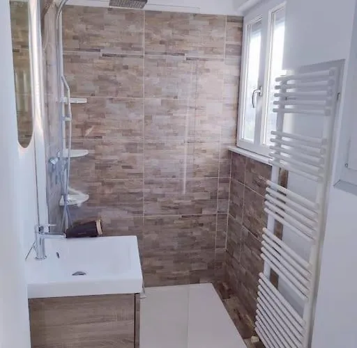 アパート Romantic 1br Escape With Sun-rooftop Terrace