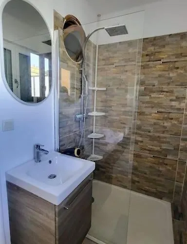 アパート Romantic 1br Escape With Sun-rooftop Terrace ニース